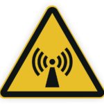 Warnschild für Funkfrequenzen mit Signalwellen in einem gelben Dreieck, das auf potenzielle Strahlungsgefahren hinweist.