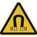 Warnschild mit Magnet-Symbol auf gelbem Hintergrund, das auf magnetische Gefahren hinweist.