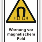 Warnschild mit gelbem Dreieck und Magnet-Symbol, das vor einem starken magnetischen Feld warnt.