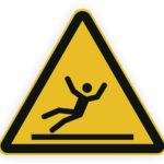 Achtungsschild für Rutschgefahr mit einer stilisierten Figur, die das Gleichgewicht verliert. Das Schild ist gelb und dreieckig, um auf potenzielle Gefahren hinzuweisen.