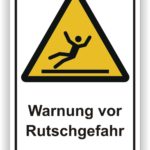 Warnschild mit der Aufschrift „Warnung vor Rutschgefahr“, zeigt eine stilisierte Figur, die rutscht. Das Schild ist in einem gelben Dreieck mit schwarzem Rand gestaltet und dient der Sicherheitshinweis in rutschigen Bereichen.