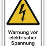 Warnschild mit der Aufschrift "Warnung vor elektrischer Spannung" und einem Blitzsymbol, das auf potenzielle elektrische Gefahren hinweist.