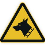 Warnschild mit einem Hundekopf auf gelbem Hintergrund, das auf mögliche Hundeverhalten hinweist. Ideal für Hundebesitzer und Spaziergänger, um auf Hunde in der Nähe aufmerksam zu machen.