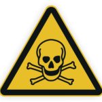 Warnschild mit Totenkopf und gekreuzten Knochen auf gelbem Hintergrund, das auf Gefahr durch giftige Substanzen hinweist.