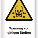 Warnschild mit der Aufschrift "Warnung vor giftigen Stoffen" und einem Symbol für Gefahr, bestehend aus einem Totenkopf und gekreuzten Knochen, auf gelbem Hintergrund.