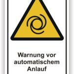 Warnschild mit gelbem Dreieck und Symbol für automatische Anlaufgefahr, beschriftet mit „Warnung vor automatischem Anlauf“.