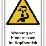 Warnschild mit der Aufschrift "Warnung vor Hindernissen im Kopfbereich", das auf mögliche Gefahren durch herabfallende Objekte hinweist.