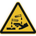 Warnsymbol für chemische Gefahren mit einer Hand, die von Tropfen aus Reagenzgläsern getroffen wird.