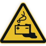 Achtungsschild für Batterieleckage mit gelbem Hintergrund und schwarzem Symbol einer Batterie.
