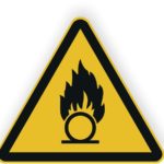 Warnschild für brennbare Materialien, gelbes Dreieck mit schwarzem Flammen-Symbol.