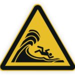 Warnschild vor gefährlichen Wellen, das einen Menschen zeigt, der ins Wasser fällt. Das Zeichen ist dreieckig mit gelbem Hintergrund und schwarzer Grafik, um auf mögliche Gefahren in Küstennähe hinzuweisen.