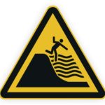 Warnschild für gefährliche Wellen mit einer Figur, die ins Wasser fällt. Sicherheitshinweis für Badebereiche oder Küsten.