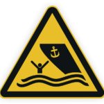 Warnschild für Wassersicherheit mit einem Symbol, das eine Person im Wasser und ein kippendes Boot zeigt.