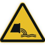 Warnschild für Abwasser, das aus einem Rohr fließt. Gelbes Dreieckssymbol mit schwarzer Grafik.