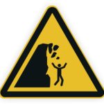 Warnschild für Steinschlag mit Abbildung eines Menschen in Gefahr unter einem herabfallenden Felsen.