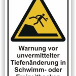 Warnschild mit der Aufschrift "Warnung vor unvermittelter Tiefenänderung in Schwimm- oder Freizeitseen", das auf die Gefahren von plötzlichen Tiefenänderungen hinweist.