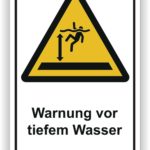 Warnschild mit der Aufschrift "Warnung vor tiefem Wasser", das auf mögliche Gefahren hinweist, insbesondere das Risiko des Ausrutschens oder Fallens in tiefes Wasser.