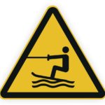 Warnschild für Wasserski mit einem Symbol, das einen Fahrer zeigt, der auf Wasser fährt. Ideal für Wassersportgebiete und Freizeitaktivitäten am Wasser.