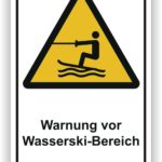 Warnschild mit der Aufschrift "Warnung vor Wasserski-Bereich", das einen Wasserskifahrer zeigt und auf potenzielle Gefahren im Wassersport hinweist.