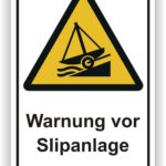 Warnschild zur Sicherheit vor Slipanlagen, das auf mögliche Gefahren hinweist.