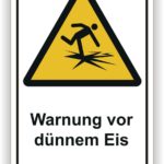 Warnschild mit der Aufschrift "Warnung vor dünnem Eis", das auf die Gefahr von Rutschunfällen hinweist.