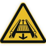 Warnschild für Förderband mit Auf- und Abwärtsbewegung, gelber Hintergrund, dreieckige Form, symbolisiert potenzielle Gefahren bei der Nutzung.