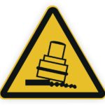 Warnschild für Maschinengefahr mit einem stilisierten Presswerkzeug und einem Bohrer auf gelbem Hintergrund.