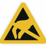 Warnschild mit gelbem Dreieck und schwarzer Hand, das vor Gefahren durch bewegliche Teile oder Maschinen warnt.