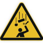 Warnschild vor herabfallenden Gegenständen, zeigt eine Person, die vor fallenden Bauteilen wie Steinen und Schrauben gewarnt wird.