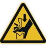 Warnschild, das auf die Gefahr von Quetschungen hinweist, zeigt eine Hand, die in eine Maschine greift.
