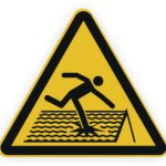 Warnschild für Rutschgefahr auf nassen Oberflächen, zeigt eine Figur, die auf einer rutschigen Fläche ausrutscht.