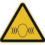 Warnschild für Lärmschutz mit einem Kopf und Schallwellen, das auf potenziell gefährliche Geräuschpegel hinweist.