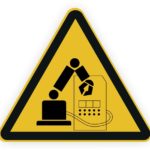 Warnschild für automatisierte Maschinen mit Roboterarm und Bediener. Sicherheitshinweis für industrielle Anwendungen.