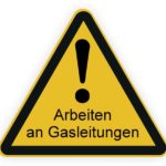 Warnschild für Arbeiten an Gasleitungen mit gelbem Dreieck und Ausrufezeichen.
