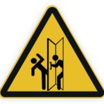 Achtungsschild mit Symbolen von Personen, die durch eine sich öffnende Tür gehen; warnt vor möglichen Gefahren beim Betreten eines Raumes.