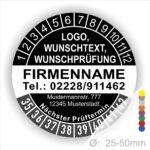 Schwarze runde Prüfplakette mit Jahres- und Monatsring zur Markierung des nächsten Prüftermins, individuell beschriftbar mit Firmenname, Logo, Telefonnummer und Wunschtext. Größen 25–50 mm, selbstklebend.