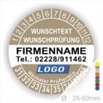 Braune Prüfplakette mit Monats- und Jahresring zur Kennzeichnung des nächsten Prüftermins. In der Mitte befindet sich Platz für Firmenname, Telefonnummer, Wunschtext und Logo. Selbstklebend, personalisierbar, erhältlich in 25–50 mm.