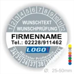 Grau Prüfplakette mit Monats- und Jahresring zur Kennzeichnung des nächsten Prüftermins. In der Mitte befindet sich Platz für Firmenname, Telefonnummer, Wunschtext und Logo. Selbstklebend, personalisierbar, erhältlich in 25–50 mm.