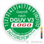 Grünes Prüfzeichen nach DGUV V3 mit nächstem Prüftermin und Durchmesser von 25-50 mm, zeigt verschiedene Prüfintervalle und enthält ein Logo.