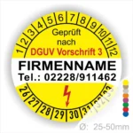 Gelbes Prüfzeichen mit der Aufschrift "Geprüft nach DGUV Vorschrift 3", Firmennamen und Kontaktnummer. Die Skala zeigt Prüffristen von 1 bis 12 an, geeignet für Geräte mit einem Durchmesser von 25-50 mm.