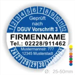 Blaues Prüfzeichen mit der Aufschrift "Geprüft nach DGUV Vorschrift 3", Firmennamen, Telefonnummer und Adresse. Das Zeichen zeigt eine Skala von 1 bis 12 und hat einen Durchmesser von 25-50 mm.