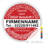 Rote Prüfplakette mit der Aufschrift „Geprüft nach DGUV Vorschrift 3“, Firmennamen, Kontaktdaten und nächstem Prüftermin, geeignet für Durchmesser von 25-50 mm.