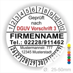 Alt-Text: Rundes Prüfzeichen mit der Aufschrift "Geprüft nach DGUV Vorschrift 3", Firmennamen und Kontaktdaten. Angabe der Adresse und eines Durchmessers von 25-50 mm.