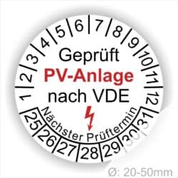 Prüfplaketten rund, Farbe- Weß, Text "Geprüft PV-Anlage nach VDE" in Schwarz danach ein Elektro- Pfeil in Rot, Startjahr- 25, Monatszahlen Oben und Jahreszahlen Unten in Kreisform. Über den Jahreszahlen Text "Nächster Prüftermin"