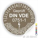 Prüfplaketten rund, Farbe- Braun, Text "Geprüft gemäß DIN VDE 0751-1" in Weiß danach ein Elektro- Pfeil in Weiß, Startjahr- 26, Monatszahlen Oben und Jahreszahlen Unten in Kreisform. Über den Jahreszahlen Text "Nächster Prüftermin"