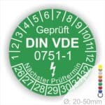 Prüfplaketten rund, Farbe- Grün, Text "Geprüft gemäß DIN VDE 0751-1" in Weiß danach ein Elektro- Pfeil in Weiß, Startjahr- 26, Monatszahlen Oben und Jahreszahlen Unten in Kreisform. Über den Jahreszahlen Text "Nächster Prüftermin"