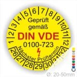 Prüfplakette, Prüfetikette rund, Farbe- Gelb, Text "Geprüft gemäß VDE 0100-723" in Schwarz danach ein Elektro- Pfeil in Rot, Startjahr- 26, Monatszahlen Oben und Jahreszahlen Unten in Kreisform. Über den Jahreszahlen Text "Nächster Prüftermin"