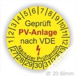 Gelbes Prüfzeichen für PV-Anlage nach VDE mit nächstem Prüftermin und Durchmesserangabe von 20-50 mm.