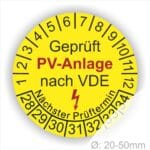 Prüfsiegel für Photovoltaikanlagen, gelb mit der Aufschrift "Geprüft PV-Anlage nach VDE", zeigt den nächsten Prüftermin und Durchmesserangabe von 20-50 mm.