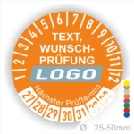 Runder Prüfaufkleber in Orange mit Platz für individuellen Text und Logo, einschließlich Prüffrist von 27 bis 33. Durchmesser von 25-50 mm.